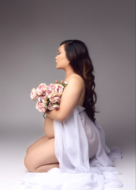 Maternity Bouquet Photoshoot, Maternity Shoot Makeup Ideas Natural, Pregnant Flowers Photography, Studio Maternity Shoot With Flowers, Maternity Session With Flowers, Professional Maternity Pictures, Maternity Photo Shoot With Flowers, Flower Bouquet Maternity Shoot, Maternity Photography Floral