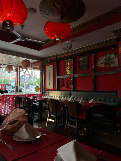 Chinese restaurant Chinese Takeout Box Aesthetic, Cantonese Aesthetic, Chinese Restaurant Aesthetic, Chinese Cafe Design, Chinese Restaurant Interior Design, Chinese Dining Room, Chinatown Restaurant, Chinese Restaurant Interior, China Palace