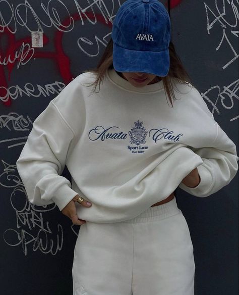 Old Money Hoodie, Old Money Sweatshirt, Sport Outfit Women, High Waisted Jeans Outfit, Monogram Sweater, Heritage Fashion, Sporty And Rich, 가을 패션, Cozy Fashion