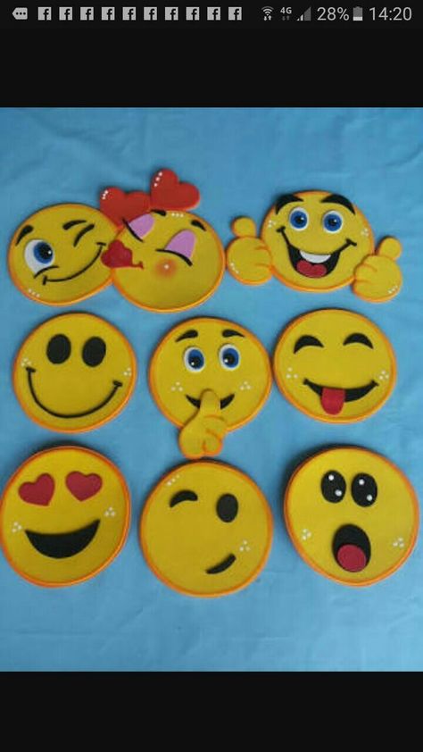 Emoji Craft, Baby Christmas Toys, Old Cd Crafts, Carnival Crafts, Rakhi Design, Emoji Images, Cd Art, Bulletin Board Decor, Bee Cards