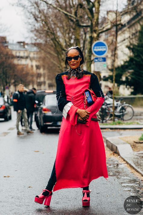 Paris FW 2019 Street Style: Michelle Elie - STYLE DU MONDE | Street Style Street Fashion Photos Michelle Elie Michelle Elie, Street Styles, Street Look, Creative Fashion, Cool Street Fashion, Street Chic, Fall Trends, Fashion Lifestyle, Fashion Photo