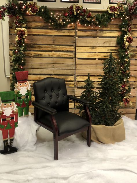 Santa Corner Decorations, Santa Chair Diy Christmas Decor, Santa Setup Ideas, Diy Santa Photoshoot, Easy Santa Backdrops For Pictures, Santa Photoshoot Set Up, Santa Photo Booth Ideas, Santa Claus Backdrop Ideas, Picture With Santa Backdrop