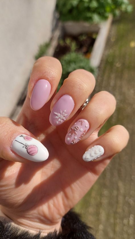 Simple Christmas Nail Art Designs, Cutesy Christmas Nails, Blue And Pink Christmas Nails, Pink Christmas Nails Gingerbread, Gingerbread Nails Pink, Pink Christmas Nail Ideas, Pink Gingerbread Nails, Gingerbread Cookie Nails, Christmas Nails Pink And White