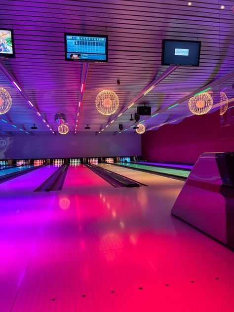 Bowling Night Aesthetic, Bowling Ball Aesthetic, Neon Bowling Party, Aesthetic Bowling Pictures, Fun Fair Aesthetic Night, Bowling Date Aesthetic, Boliche Aesthetic, Bowling Aesthetic Pictures, Bowling Wallpaper