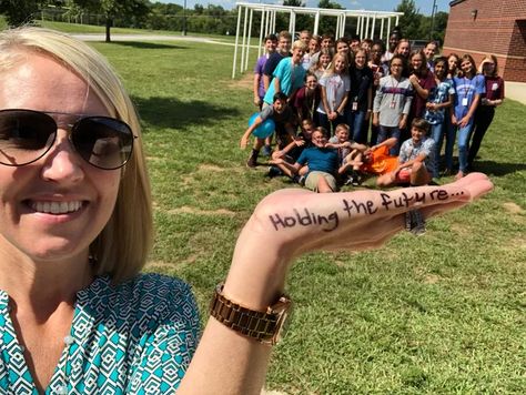 These Sumner County teachers won 'Get Your Selfie to School' contest Creative Class Picture Ideas, Teachers Photography, School Teacher Photo, Teacher Picture Day, Classroom Photography, Staff Photos, Teacher Picture, Photo Boots, Group Photo Poses