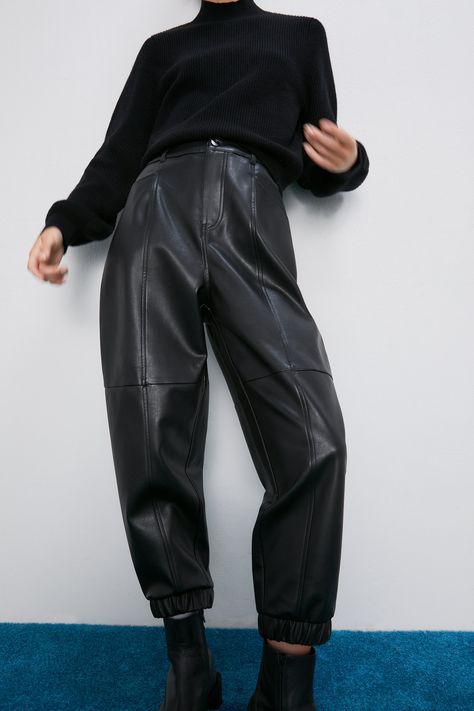 Zara Faux Leather Pants Leather Pants Outfit Winter, Leather Pants Outfit Going Out, Leather Pants Outfit Casual, Leather Pants Outfit Night, How To Style Leather Pants, Zara Faux Leather Pants, Mode Indie, Lederhosen Outfit, Faux Leather Outfits