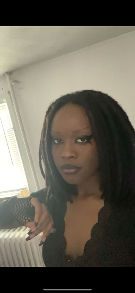 Everyday Goth Makeup Simple, Alt Makeup Black, Black Egirl, Black Women Grunge Makeup, Black Goth Makeup, Dark Skin Grunge Makeup, Black Alternative Girl Makeup, Everyday Goth, Black Alt Girl Make Up