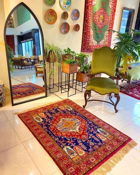 Persian Dining Room, Persian Office Decor, Middle Eastern Apartment Decor, Colorful Persian Rug, Persian Style Bedroom, Persian Style Living Room, Persian Interior Design Living Rooms, Persian Cafe Design, Persian Home Decor Iran