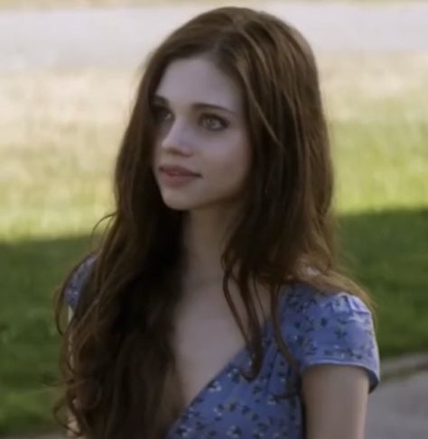 India Eisley Movies, India Eisley, Pretty Snakes, Brown Hair Brown Eyes, 사진 촬영 포즈, Girl Thinking, Shot Hair Styles, Foto Ideas Instagram, Celebrity Look