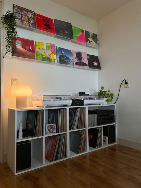 Bedroom Speakers Setup, Vinyls On Shelf, Cool Things For Bedroom Men, Men’s Rooms Ideas, Living Room Ideas Y2k, Rap Bedroom Aesthetic, Rap Bedroom Ideas, Room Inspo Streetwear, Masculine Room Ideas