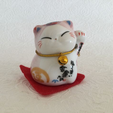 Lucky cat Lucky Cat Figurine, Lucky Cat Aesthetic, Lucky Cat Statue, Neko Cat, Japanese Cat, Cat Statue, Clay Art Projects, Maneki Neko, Cat Aesthetic