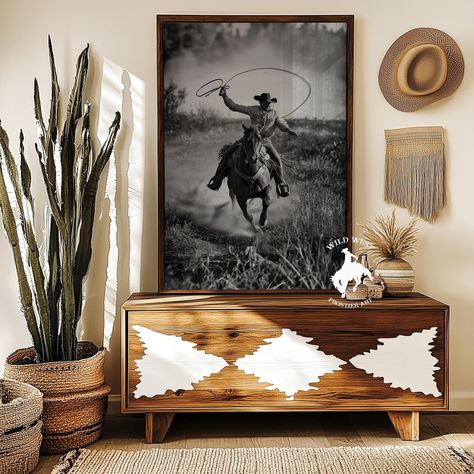 Transform your space with our stunning collection of vintage western art posters. Perfect for enthusiasts of classic cowboy culture and the untamed beauty of the Wild West, our high-quality poster prints capture the essence of western scenes with rich details and vibrant colors. 𝐅𝐞𝐚𝐭𝐮𝐫𝐞𝐬: *Premium Quality: Printed on high-grade poster paper to ensure long-lasting durability and a professional finish. *Variety of Sizes: Available in multiple dimensions to fit any space, from small cozy co Horse Head Wall Decor, Modern Ranch Home Decor, Country Astetic, Western Entryway, Western Gothic Decor, Western Living Room Decorating Ideas, Western Modern Home Decor, Western Farmhouse Decor, Western Dining Room