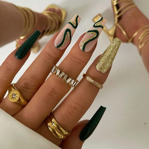 Green Acrylic Nails, August Nails, Gold Nail Art, January Nails, Green Nail Designs, Plaid Nails, Unique Acrylic Nails, Christmas Nail Designs, Fabulous Nails