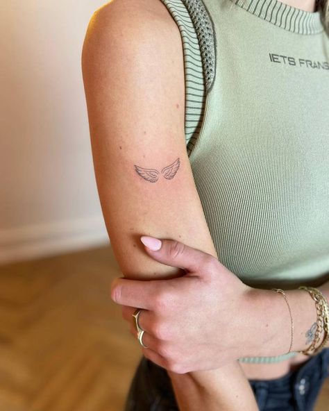 Wing Tattoo Arm, Angle Wing Tattoos, Small Wings Tattoo, Small Angel Tattoo, Basic Tattoos, Small Pretty Tattoos, Angel Tattoo Designs, Small Hand Tattoos, Bee Tattoo