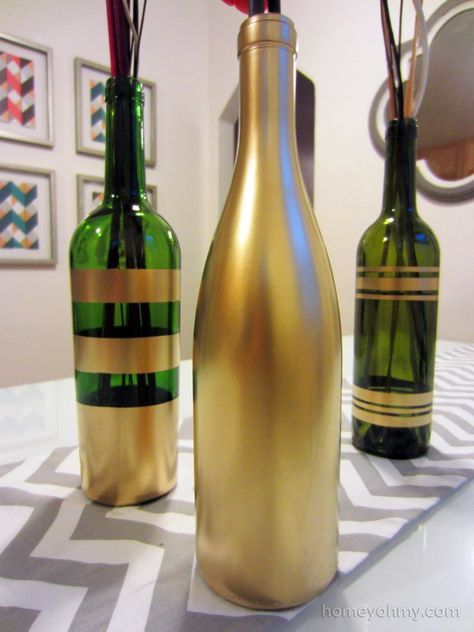 DIY Spray Painted Wine Bottles for Fall Decorating - Homey Oh My Spray Painted Wine Bottles, Wine Bottle Vases, Old Wine Bottles, Diy Spray Paint, Empty Wine Bottles, Diy Sprays, Apartment Organization, Painted Wine Bottles, Wine Decor