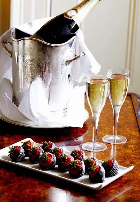 За все-все самое лучшее ....... Champagne Breakfast, Champagne Chocolate, Bottle Of Champagne, Strawberry Wine, Drink Bar, Strawberry Champagne, Because I Love You, Chocolate Covered Strawberries, Sparkling Wine