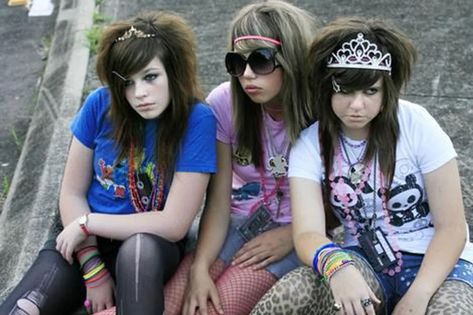 Early 2000s Scene, Emo Haircuts, Emo Hairstyles, Queen Tiara, 5sos Concert, 2000s Scene, Scene Queen, Queens Tiaras, Emo Style