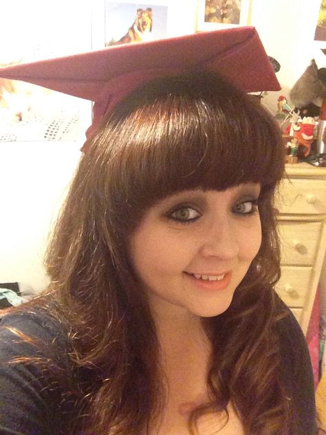 Girls with bangs for graduation! Just fold back the front part of your cap for a perfect flat square on top of your head. Perfect for full bangs or any type of bangs. Cap And Gown With Bangs, Graduation Cap Hairstyles, Hair Styles For Girls, Grad Hair, Graduation Hairstyles With Cap, Cap Hairstyles, Graduation Attire, Girls Cap, Graduation Look