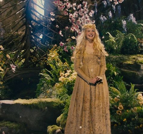 Aurora Sleeping Beauty Maleficent, Elle Fanning Aurora Dresses, Aurora Maleficent Dress, Elle Fanning Aurora, Elle Fanning Maleficent, Maleficent Dress, Maleficent Aurora, Actor Dr, Winter Ball Dresses