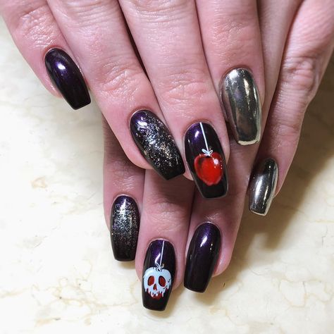 Poison Apple Acrylic Nails, Evil Queen Nails Disney, Potion Bottle Nail Art, Poison Apple Nail Art, Evil Queen Nails, Poison Apple Nails, Poison Nails, Apple Nails, Snow White Poison Apple