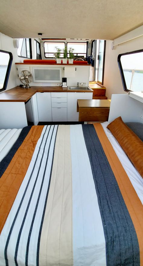 Yacht Decor Boat Interior, Houseboat Decor, Small Houseboats, Lake House Food, Boat House Interior, Boat Interior Design, Houseboat Living, Sailboat Interior, Sailboat Decor