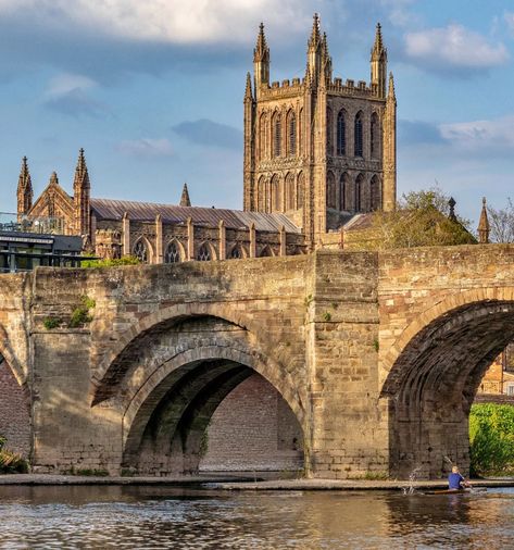 Herefordshire England, Hereford Cathedral, Medieval Architecture, Old Bridge, Hereford, Gothic Architecture, City House, Tower Bridge, Barcelona Cathedral