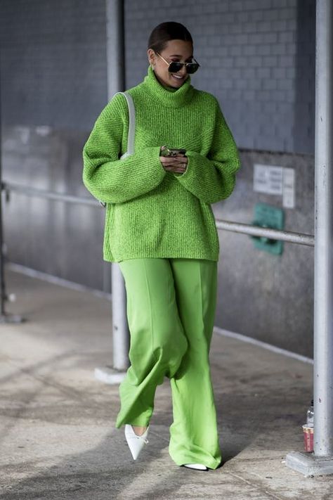 Monochromatic Fashion, Sheer Clothing, Monochromatic Outfit, New York Fashion Week Street Style, Nyfw Street Style, Green Outfit, Street Style Inspiration, Cool Street Fashion, Fashion Week Street Style