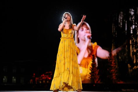 MEXICO CITY, MEXICO - AUGUST 24: EDITORIAL USE ONLY. NO BOOK COVERS. Taylor Swift performs onstage during the "Taylor Swift | The Eras Tour" at Foro Sol on August 24, 2023 in Mexico City, Mexico. (Photo by Hector Vivas/TAS23/Getty Images for TAS Rights Management) Evermore Dress, Movie Party Ideas, Taylor Swift Movie, Taylor Swift Web, Web Photos, Movie Party, Taylor Swift Pictures, Alberta Ferretti, Different Outfits