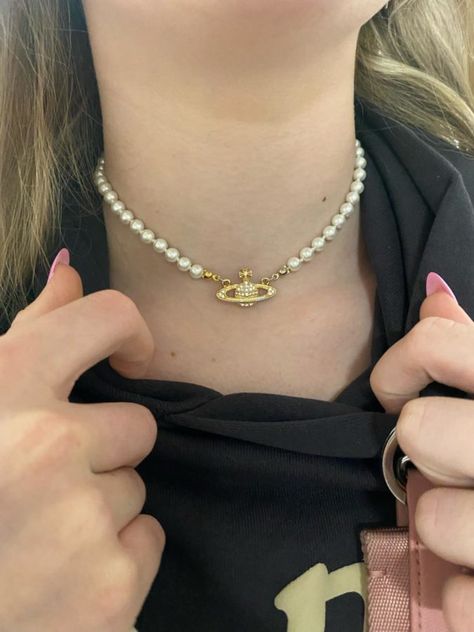 Vivienne Westwood Pearl Necklace Outfit, Mini Bas Relief Choker, Vivienne Westwood Pearl Necklace, Pearl Necklace Outfit, Pearl Outfit, Choker Outfit, Vivienne Westwood Necklace, Westwood Necklace, Pearl Gold Necklace