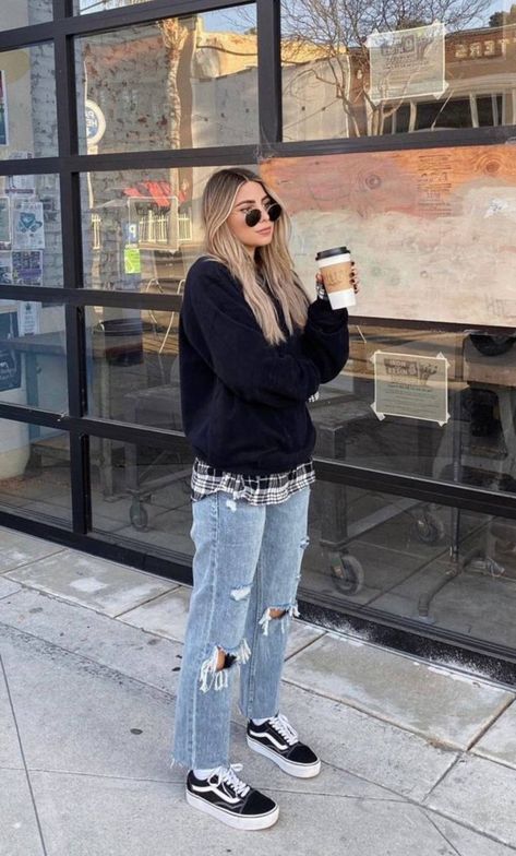 Sporty New York Outfits, Casual Urban Outfits Women, Punk Fall Outfits, Tomboy Fall Outfits, Denim Sherpa Jacket Outfit, 2024 Ootd, Simple Outfit Ideas, Enter Sandman, Ideas Pose