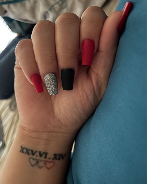 Nails That Go With A Red Dress And Black Heels, Cute Acrylic Nails Red And Black, Black Red Nails Ideas, Red And Black Nails For Hoco, Red And Black Graduation Nails, Red With Black Nails, Red Black And White Acrylic Nails, Graduation Nails Red And Black, Red And Black Nails Acrylic Short