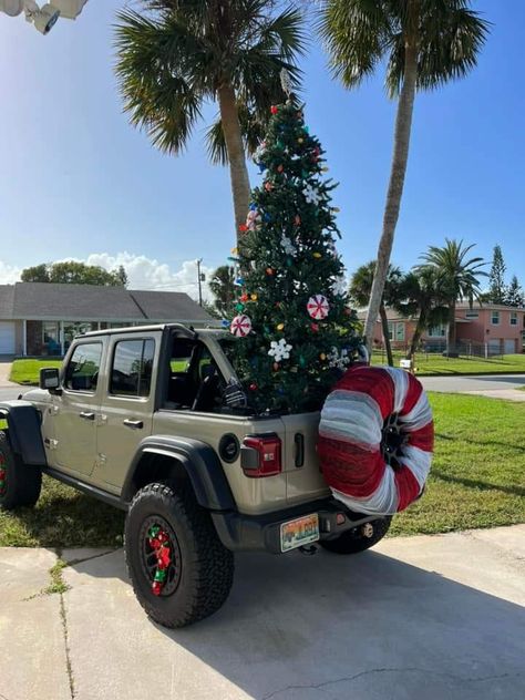 Jeep Parade Decorations, Jeeps Decorated For Christmas, Jeep Christmas Parade Ideas, Jeep Wrangler Christmas Decorations, Christmas Jeep Decorations, Gingerbread Jeep, Decorate Jeep For Christmas, Jeep Wreath, Jeep Christmas Decorations