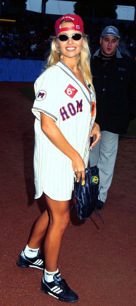 Baseball Top Outfit, Baseball Jersey Outfit Women, Sports Jersey Outfit, Baseball Jersey Outfit, Sports Party Outfit, Baseball Jersey Women, Baseball Fashion, Elisabeth Shue, Jersey Fashion