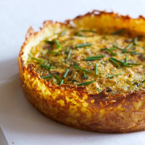 Bacon, Onion and Chive Quiche with a Hash Brown Crust Quiche Recipes Bacon, Hashbrown Crust, Bacon Quiche Recipe, Cheddar Quiche, Breakfast Quiche Recipes, Bacon Quiche, Quiche Recipes Easy, Ideas For Breakfast, Spinach Quiche