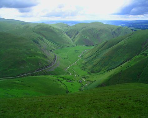 Beautiful Rolling Hills of Scotland! Scotland Wallpaper, Scotland Landscape, Budget Travel Destinations, Green Hills, Kerala India, Rolling Hills, British Isles, Dream Destinations, Budget Travel