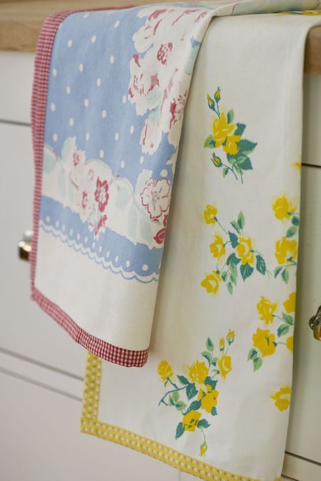 If you have a collection of Vintage Linens you will love this roundup of 15 Cute Ways to Repurpose and Upcycle Vintage Linens. (#9 is my favorite!) Included are even a few vintage linen crafts and vintage linen home decor. #seasonedhome Repurposed Linens, Neat Crafts, Flour Sacks, Clothing Upcycle, Vintage Tea Towels, Sew Ins, Vintage Cloth, Small Projects, Vintage Handkerchiefs