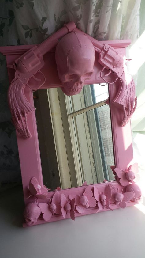 Skull Pastel Goth Furniture, Pastel Goth Decor Diy, Spray Paint Furniture Ideas, Creative Frame Ideas, Pastel Goth Kitchen, Pink Goth Decor, Skull Decorating Ideas, Skull Bedroom Decor Ideas, Mirror Frame Painting