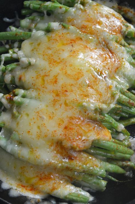 Baked Cheesy Garlic Butter Green Beans Cheesy Garlic Green Beans, Simple Green Beans, Garlic Butter Green Beans, Beans Side Dish, Butter Green Beans, Green Beans Side, Baked Green Beans, Green Beans Side Dish, Melting Cheese