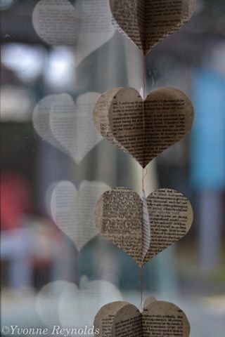 Valentine Book Garland Valentines Bricolage, Diy Room Decor For Teens, Book Page Crafts, Cute Diy Room Decor, Heart Garland, Paper Towel Roll Crafts, Paper Heart, Paper Garland, Paper Towel Rolls