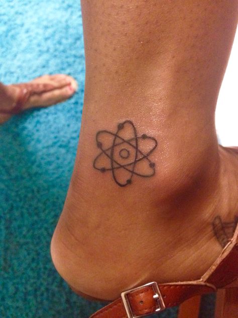 Atom tattoo my friend just got! Carbon, the atom of life <3 Big Bang Theory Tattoo, Science Tattoo Ideas, Atom Tattoo, Science Tattoo, Science Tattoos, Molecule Tattoo, Hp Tattoo, Tattoo Tiny, Snow Flake Tattoo