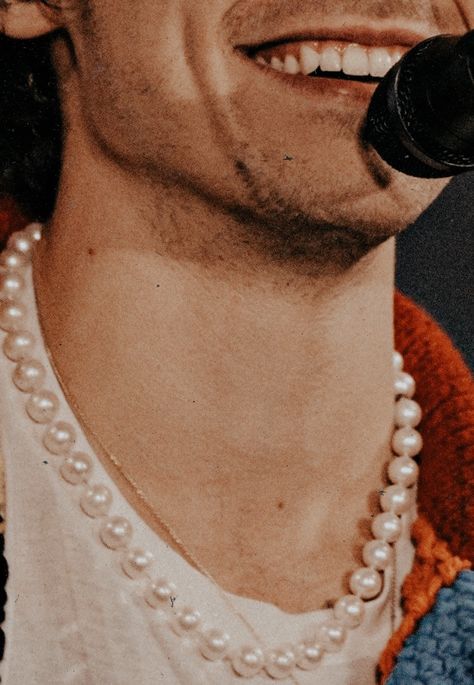 Harry Styles Pearl Necklace, Harry Styles Pearls, Harry Styles Jewelry, Pearl Necklace Aesthetic, Pearls Aesthetic, Harry Styles Aesthetic, Harry Styles, Pearl Necklace, Chain Necklace