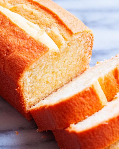 My super moist vegan pound cake (aka vegan madeira cake or vegan loaf cake) with the most perfect tight crumb and mellow vanilla flavour. Vegan Loaf Cake, Vegan Pound Cake Recipe, Vegan Pound Cake, Vegan Loaf, Madeira Cake, Vegan Birthday Cake, Lemon Poppyseed Cake, Vegan Carrot Cakes, Vegan Cake Recipes