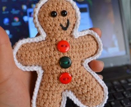 These croceht gingerbread men are so cute! I can't wait to start working on the patterns! From decorations for your home to amigurumis they're all here! Crochet Christmas Patterns Free, Gingerbread Man Crochet, Crochet Christmas Patterns, Crochet Gingerbread Man, Gingerbread Man Free, Lavender Chair, The Lavender Chair, Crochet Gingerbread, Christmas Gingerbread Man