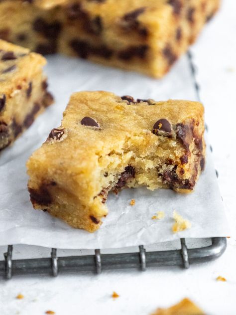 Chocolate Chip Banana Bars, Use Up Ripe Bananas, Irish Scones Recipe, Banana Chocolate Chip Bars, Banana Blondies, Chocolate Chip Cake Recipe, Banana Brownies, Banana Dessert Recipes, Banana Bars