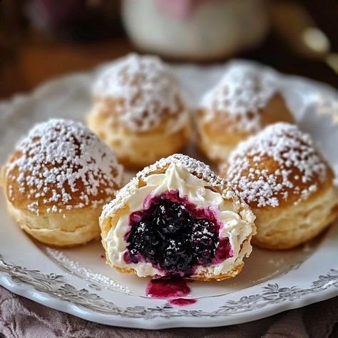 Cream and Berry-Filled Pastry Balls Sausage Pie Recipe, Lemon Baked Cod, Sausage Pie, Peach Cookies, Beer Bread Recipe, Slow Cooker Baking, Cream Puff Recipe, Puff Pastry Desserts, Baked Peach