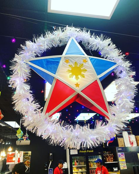 Check out the beautiful Filipino Parols!! What is a Parol you ask? parol A parol is a traditional Filipino, star-shaped Christmas lantern that represents the star the three wise men followed. The holiday decoration is ubiquitous at Christmas time in the Philippines and is found for sale in markets and shops. They are usually all hand made and are quite beautiful!! Parol Ideas Recycled, Pinoy Christmas Decor, Recycled Parol Designs, Parol Designs, Diy Christmas Parol Recycled, Parol Design, Christmas In Philippines, Parol Recycled Materials, Diy Parol Recycled