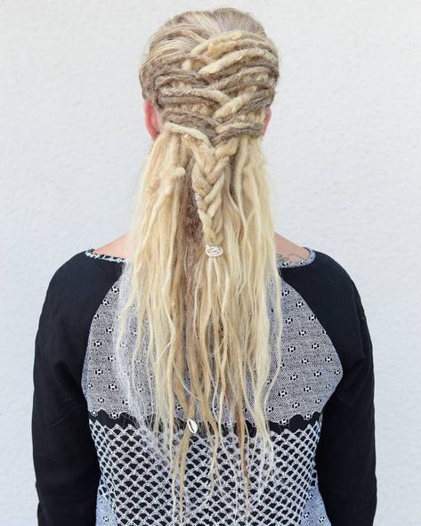 Women Dreadlock Styles, Dreadlock Products, White Girl Dreads, Natural Makeup For Blondes, Natural Makeup For Teens, Dreads Styles For Women, Blonde Dreadlocks, Long Dreads, Best Natural Makeup