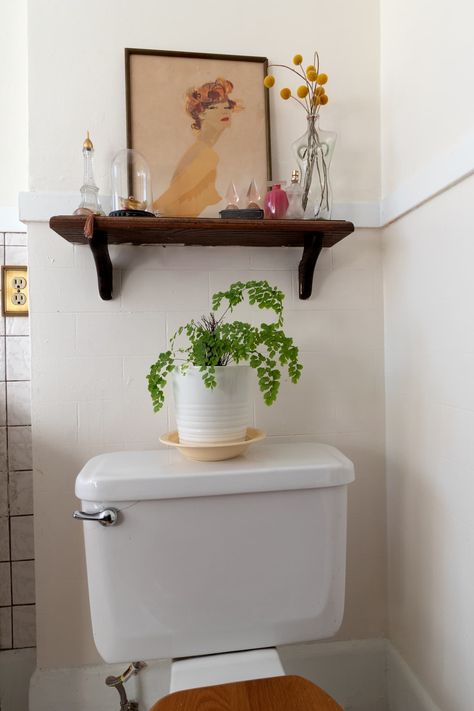 Tiny Mid Century Bathroom, Bright Bathroom Decor, 1910 House, Bathroom Decor Vintage, Small Bathroom Ideas, Apartment Bathroom, Apartment Decor Inspiration, Vintage Bathroom, Apartment Inspiration