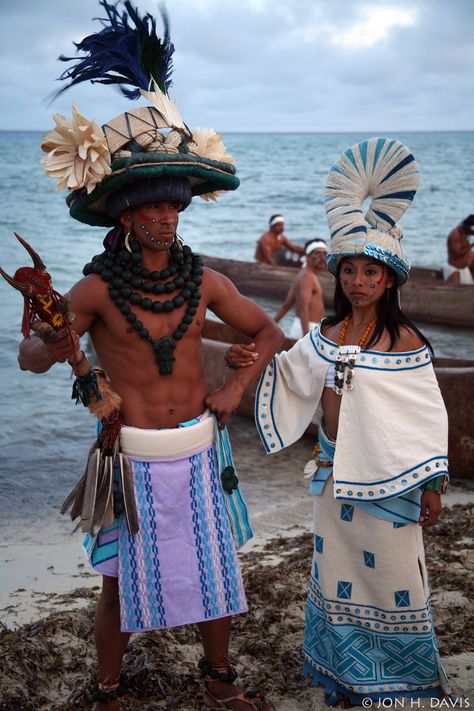 MAYANS celebrating the Goddess Ixchel. Maya Clothing Traditional, Mayan Hairstyles Women, Mayan Fashion Ancient, Mayan Traditional Clothing, Aztec Traditional Clothing, Aztec Clothing Traditional, Mayan Outfit, Ancient Mayan Clothing, Mayan Fashion