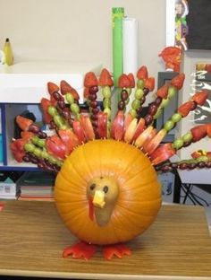 Pumpkin Turkey Fruit Skewers Are Something To Gobble Up Fruit Turkey, Thanksgiving Fruit, Thanksgiving Snacks, Thanksgiving Appetizer Recipes, Turkey Pumpkin, Thanksgiving Dinner Recipes, Decorações Com Comidas, Fruit Skewers, Thanksgiving Treats